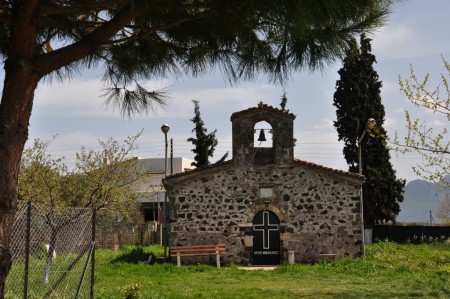 Η ΕΚΚΛΗΣΙΑ ΑΠΕΝΑΝΤΙ ΑΠΟ ΤΟ ΟΙΚΟΠΕΔΟ